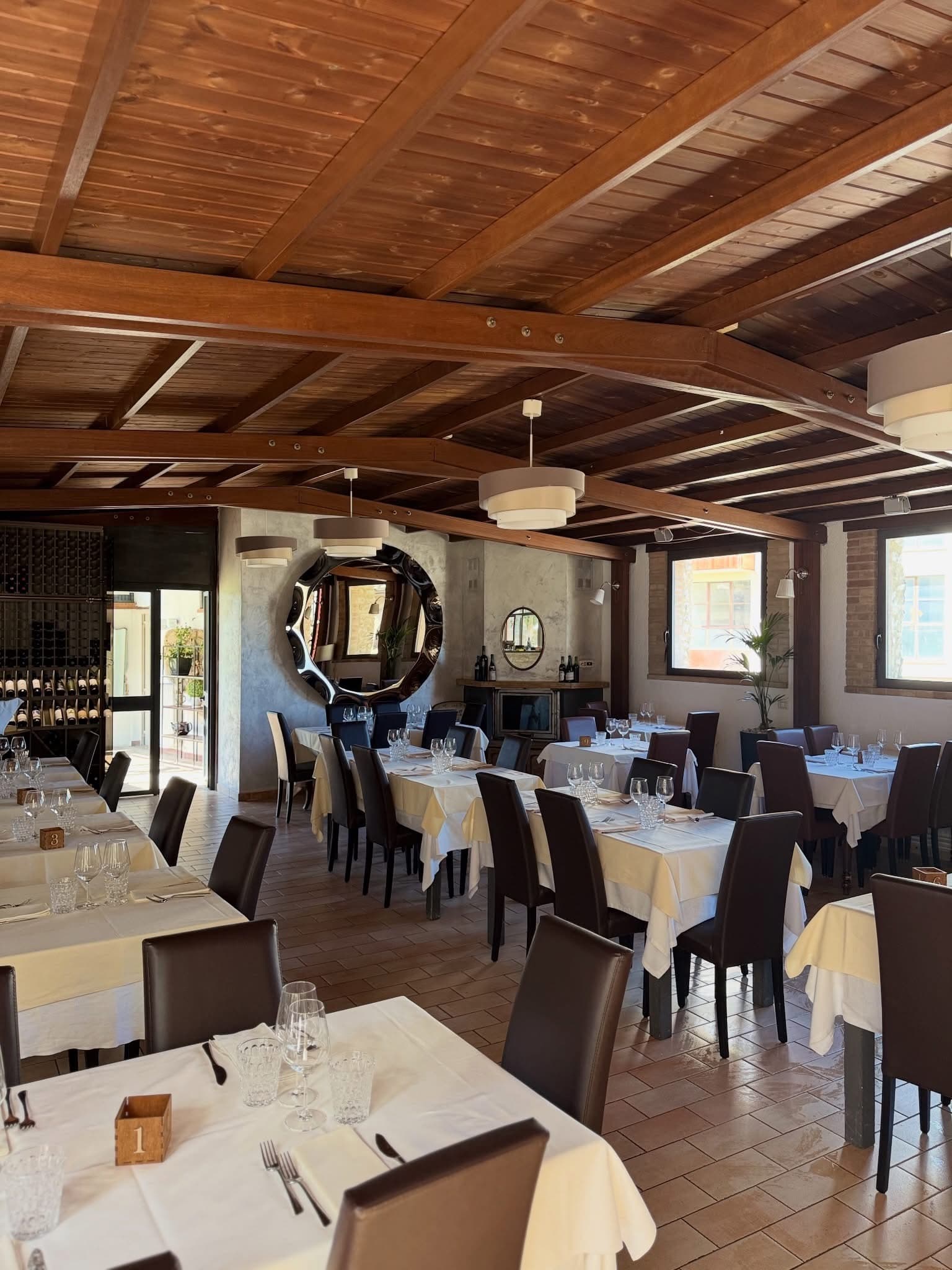 La sala interna con il soffitto a travi di legno