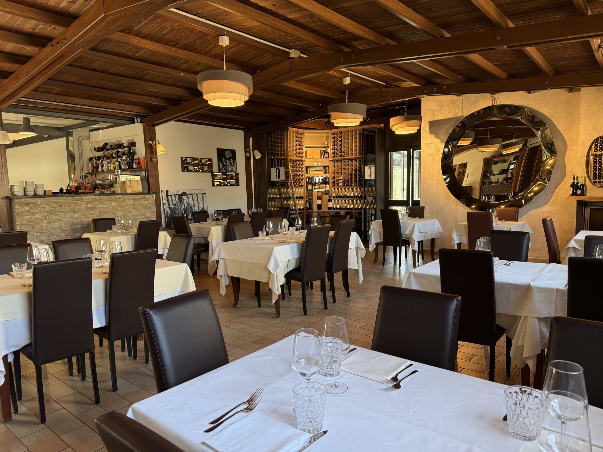 La sala interna con le grandi vetrate