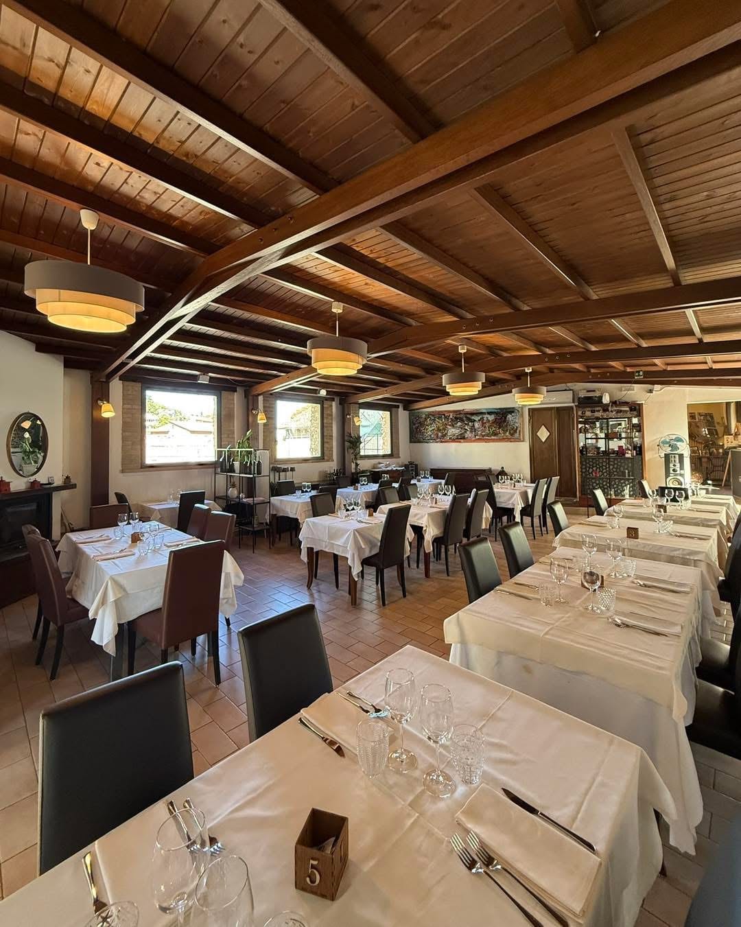 La sala della trattoria oggi, apparecchiata