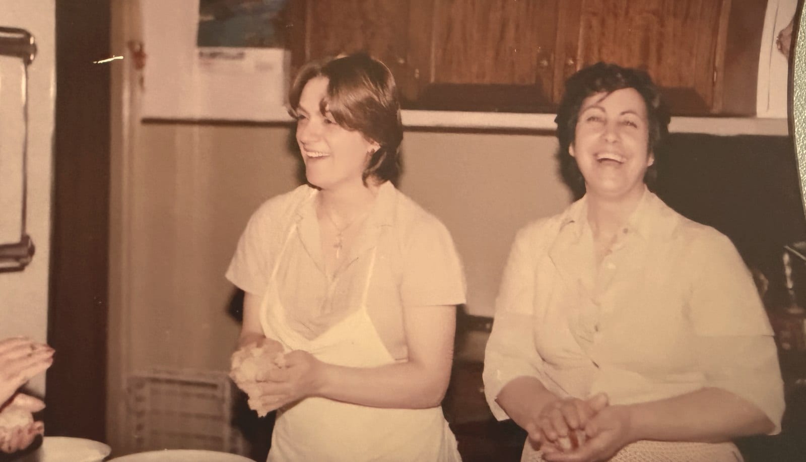 Due donne impastano la pasta fresca nella cucina della trattoria, foto d'epoca