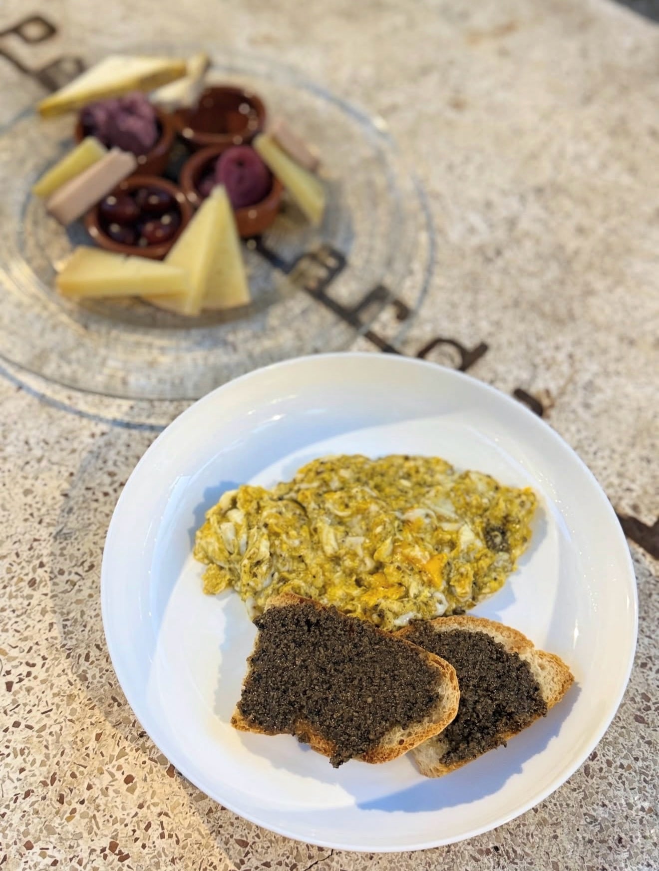 Uova strapazzate al tartufo con due bruschette